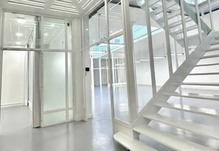 Loft industriel neuf avec grande verrière zénithale