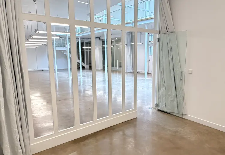 Loft industriel neuf avec grande verrière zénithale