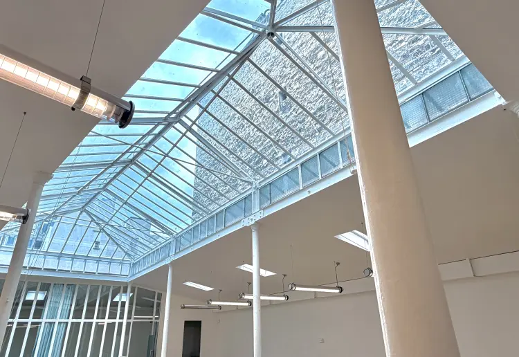 Loft industriel neuf avec grande verrière zénithale