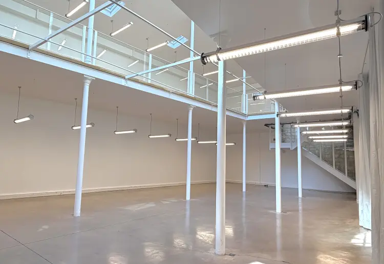 Loft industriel neuf avec grande verrière zénithale