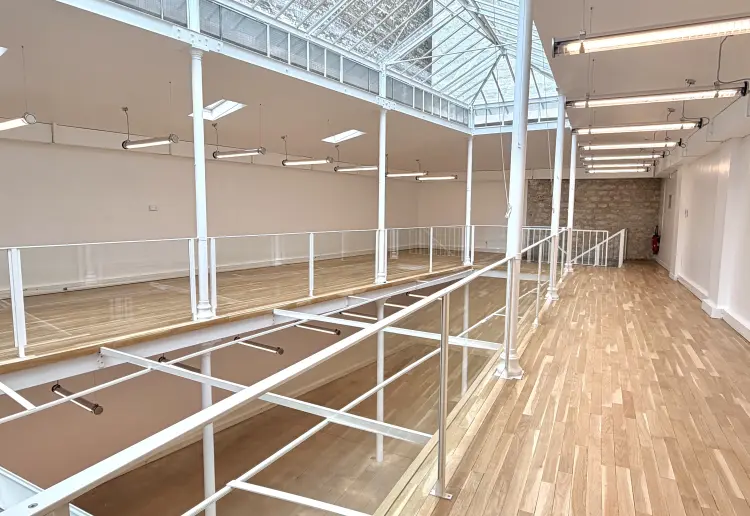 Loft industriel neuf avec grande verrière zénithale