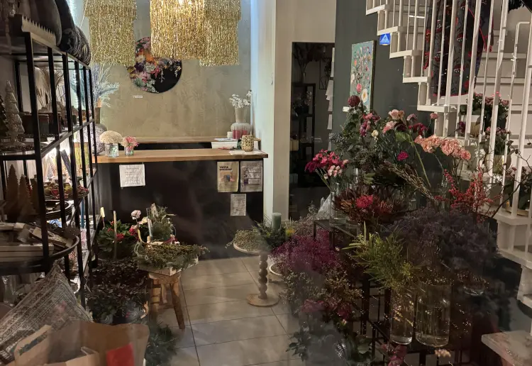 Kreative Ladenfläche mit 2 Arbeitsplätzen zu vermieten – ideal für Florist:innen, Pop-ups und co