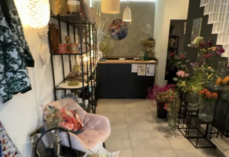 Kreative Ladenfläche mit 2 Arbeitsplätzen zu vermieten – ideal für Florist:innen, Pop-ups und co