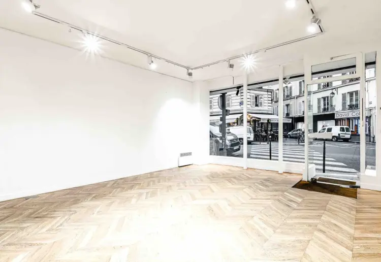 Galerie auf zwei Etagen mit privater Terrasse im Marais