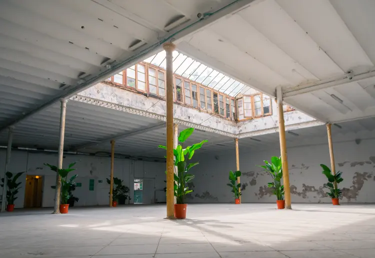 Sala de eventos de estilo modernista