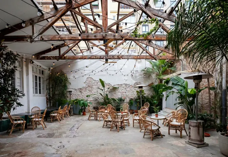 Sala de eventos de estilo modernista