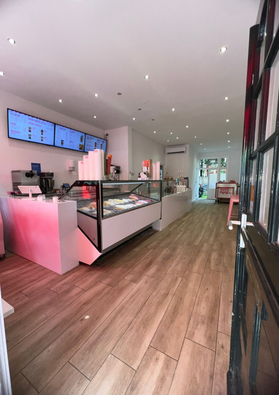 Prime 124 m² pop-up space on a busy road near Amsterdam city centre