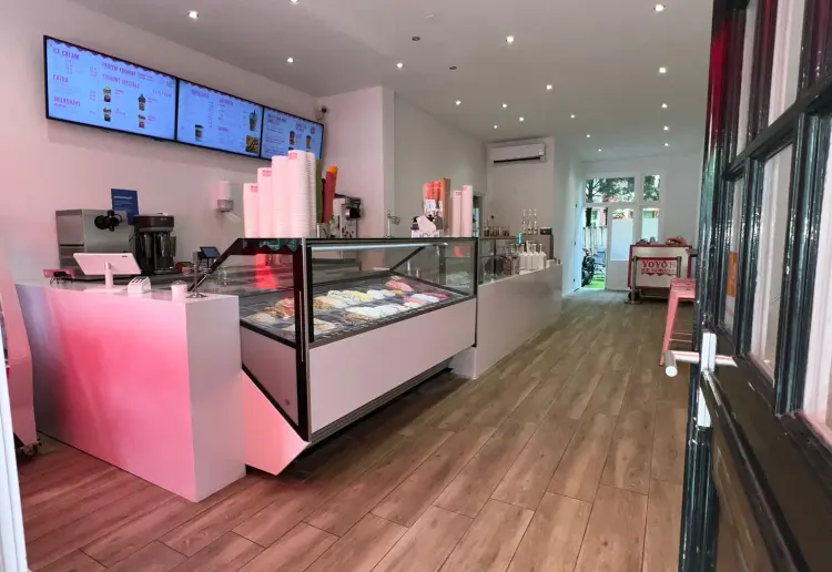 Prime 124 m² pop-up space on a busy road near Amsterdam city centre