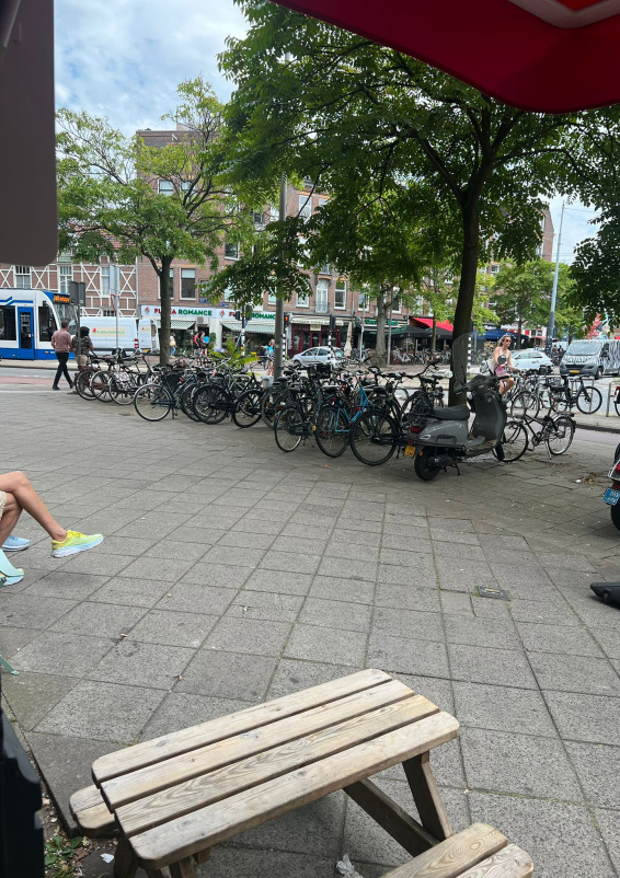 Prime 124 m² pop-up space on a busy road near Amsterdam city centre