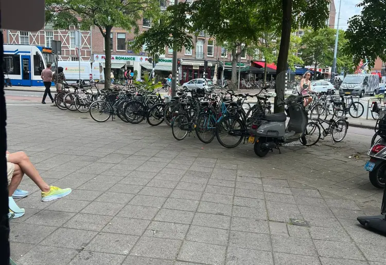 Prime 124 m² pop-up space on a busy road near Amsterdam city centre