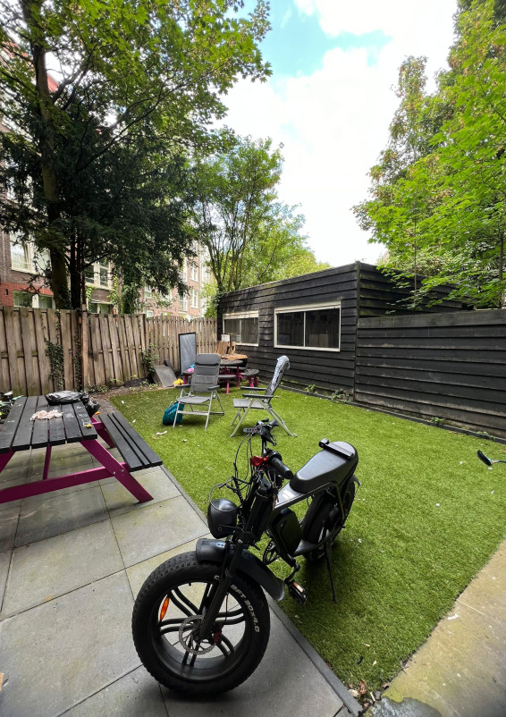 Prime 124 m² pop-up space on a busy road near Amsterdam city centre