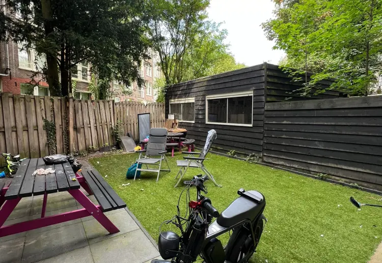 Prime 124 m² pop-up space on a busy road near Amsterdam city centre