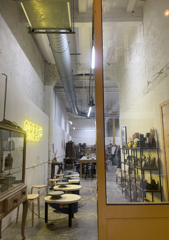 Taller de ceramica grande estilo industrial