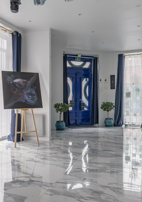 Galerie d'Art baignée de Lumière