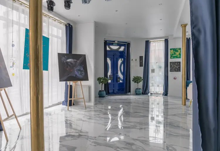 Galerie d'Art baignée de Lumière