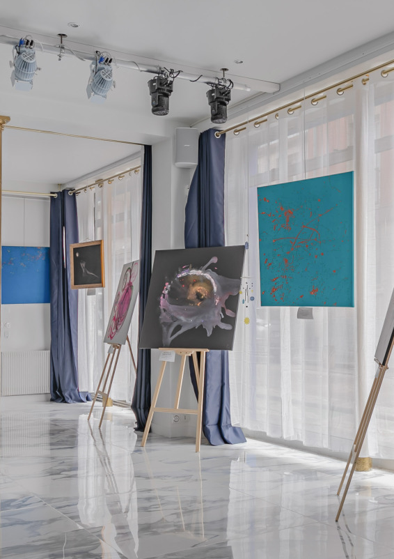Galerie d'Art baignée de Lumière