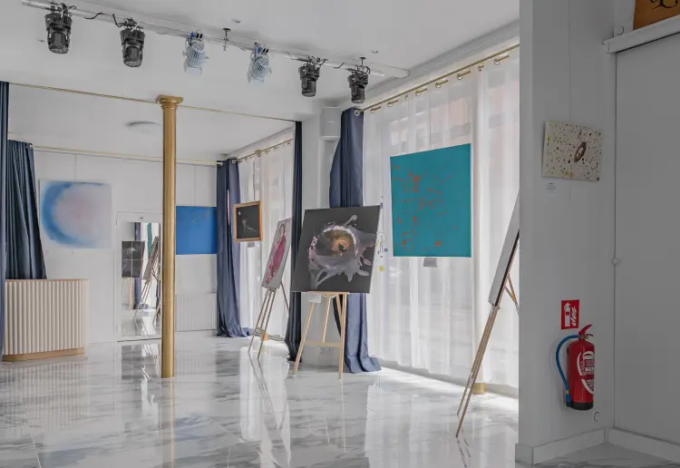 Galerie d'Art baignée de Lumière