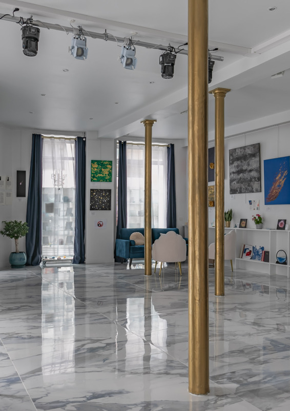 Galerie d'Art baignée de Lumière
