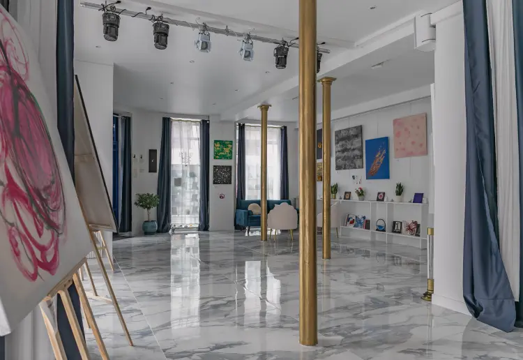 Galerie d'Art baignée de Lumière