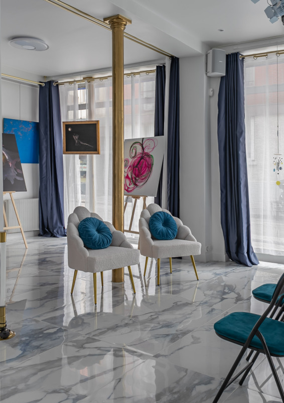 Galerie d'Art baignée de Lumière