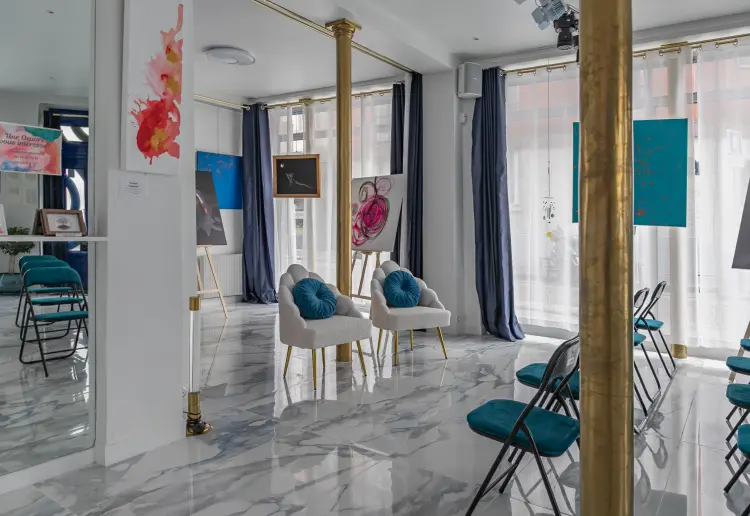 Galerie d'Art baignée de Lumière