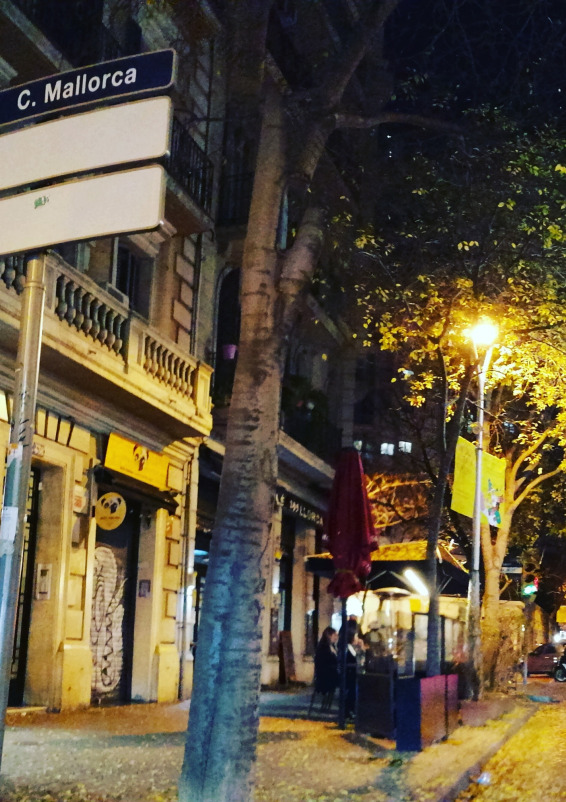 Espacio diáfano con escaparate al lado de la Basilica de la Sagrada Familia