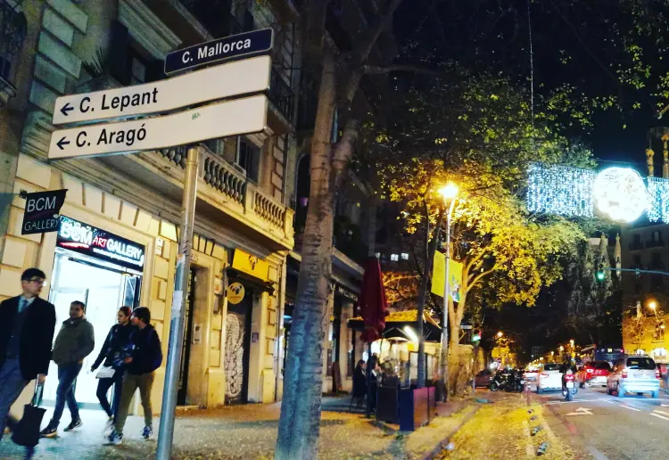 Espacio diáfano con escaparate al lado de la Basilica de la Sagrada Familia