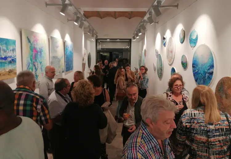 Espacio diáfano con escaparate al lado de la Basilica de la Sagrada Familia