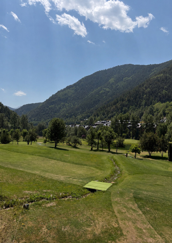 Sala de reuniones para 8 personas con vistas a la montaña y al campo de golf