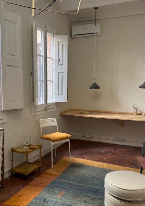 Tarima, sala de reuniones, oficina, cowork.