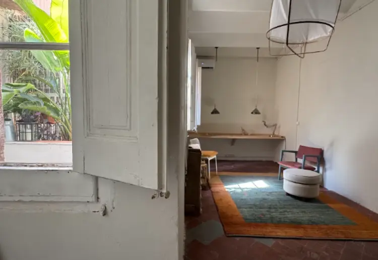 Tarima, sala de reuniones, oficina, cowork.