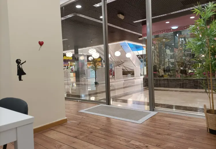 Local en Centro Comercial Camelias para alquiler por jornadas