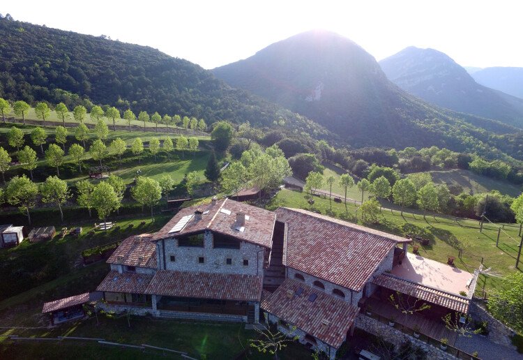 Masia enmig de muntanyes, silenci i vistes panoràmiques