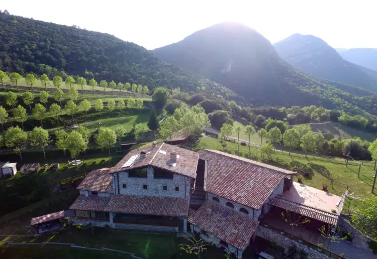 Masia enmig de muntanyes, silenci i vistes panoràmiques