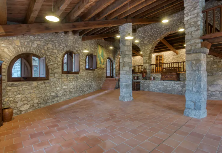Masia enmig de muntanyes, silenci i vistes panoràmiques