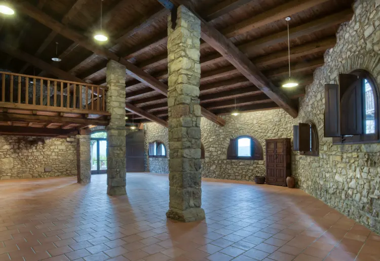 Masia enmig de muntanyes, silenci i vistes panoràmiques