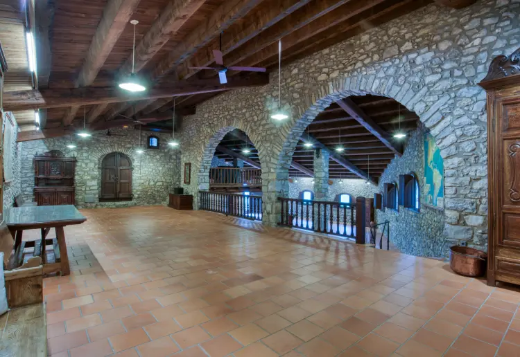 Masia enmig de muntanyes, silenci i vistes panoràmiques