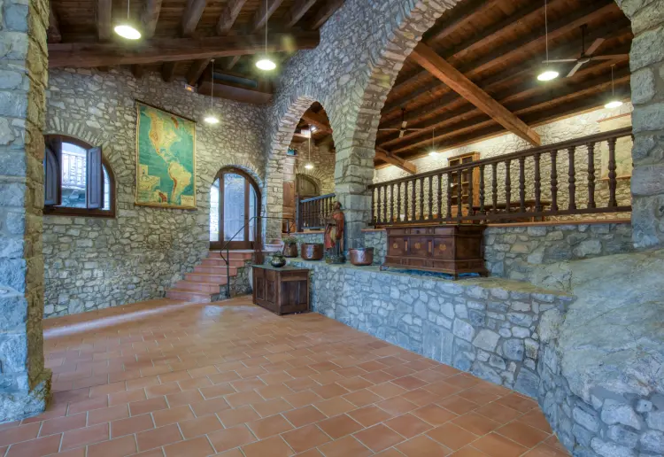 Masia enmig de muntanyes, silenci i vistes panoràmiques