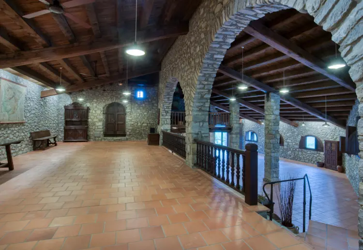 Masia enmig de muntanyes, silenci i vistes panoràmiques