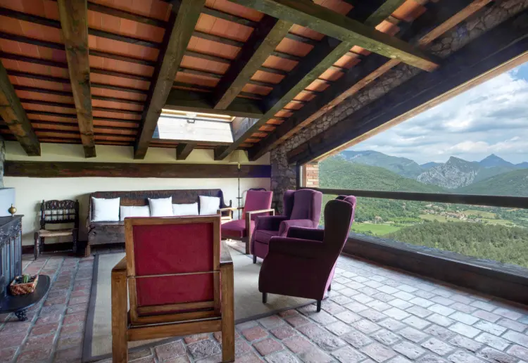 Masia enmig de muntanyes, silenci i vistes panoràmiques