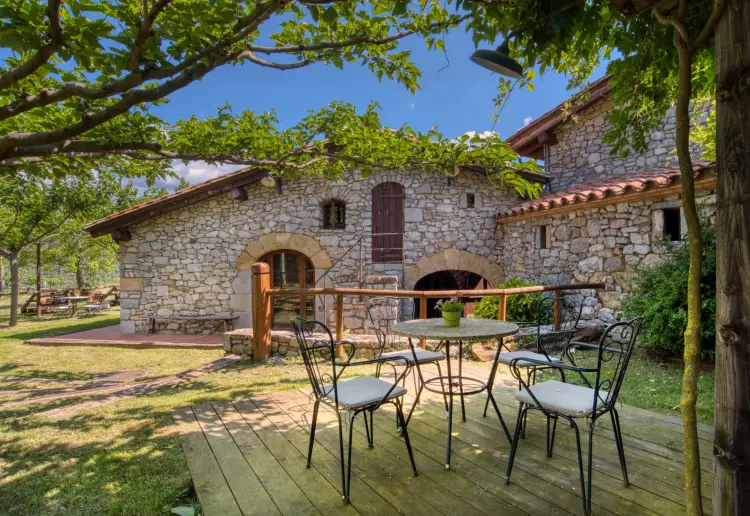 Masia enmig de muntanyes, silenci i vistes panoràmiques
