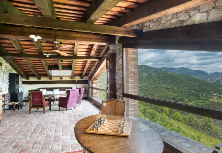 Masia enmig de muntanyes, silenci i vistes panoràmiques