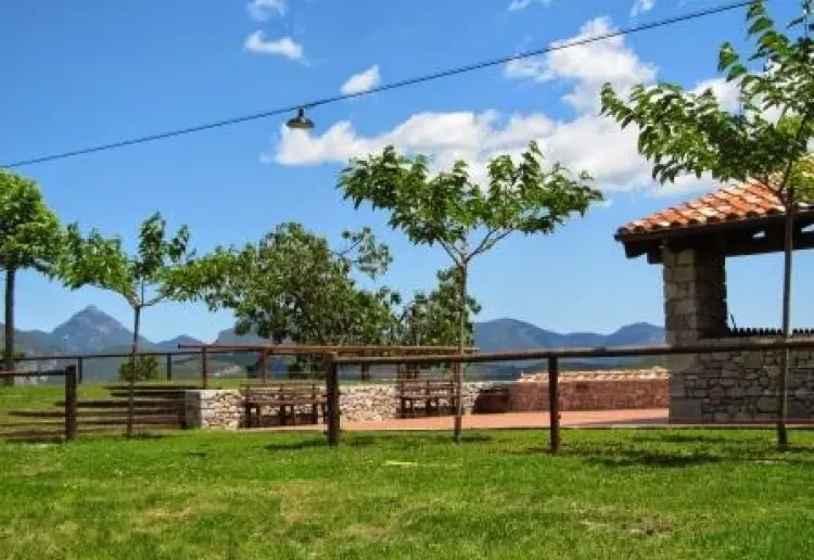 Masia enmig de muntanyes, silenci i vistes panoràmiques