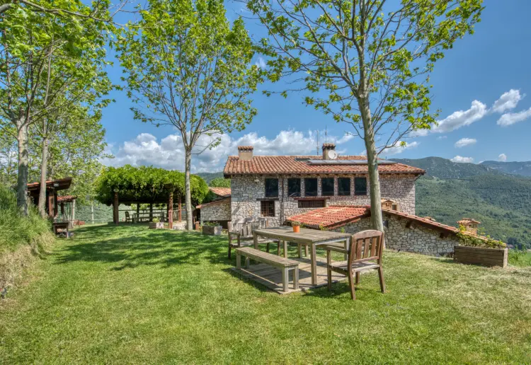 Masia enmig de muntanyes, silenci i vistes panoràmiques