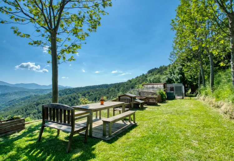 Masia enmig de muntanyes, silenci i vistes panoràmiques