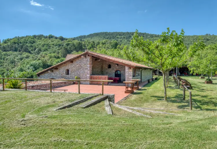 Masia enmig de muntanyes, silenci i vistes panoràmiques