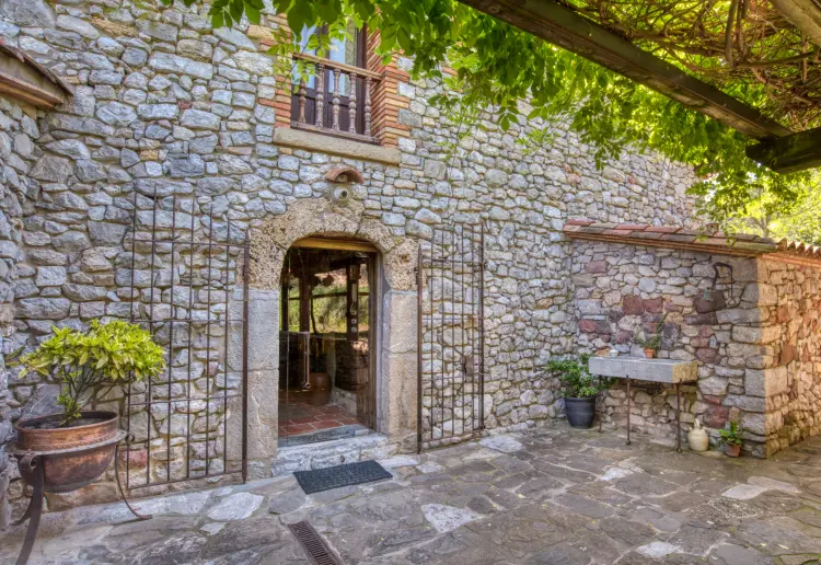 Masia enmig de muntanyes, silenci i vistes panoràmiques