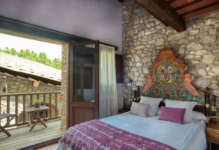 Masia enmig de muntanyes, silenci i vistes panoràmiques