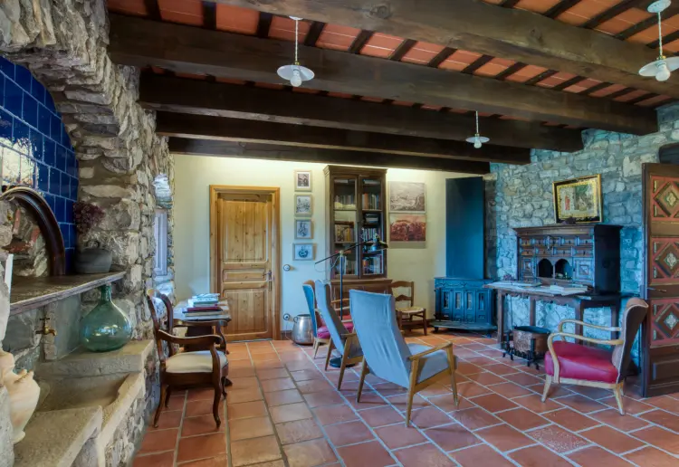 Masia enmig de muntanyes, silenci i vistes panoràmiques