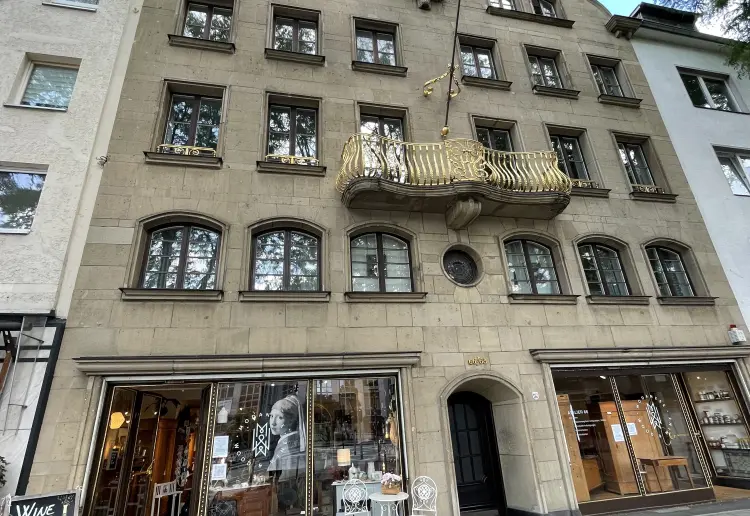 Das Haus mit dem goldene Balkon